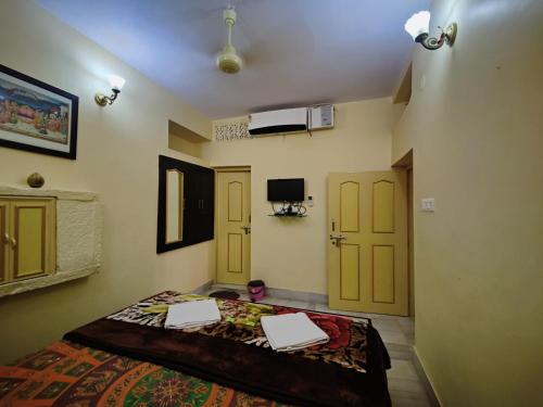 een kamer met een bed en twee deuren erin bij Shining Fort in Jaisalmer