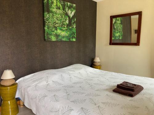 um quarto com uma cama com uma toalha em Le relais de Roscarven em Gouesnou