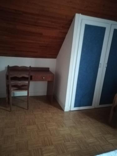 Cette chambre dispose d'un bureau et d'une porte coulissante. dans l'établissement L'Orée du Bois, à Bains-les-Bains