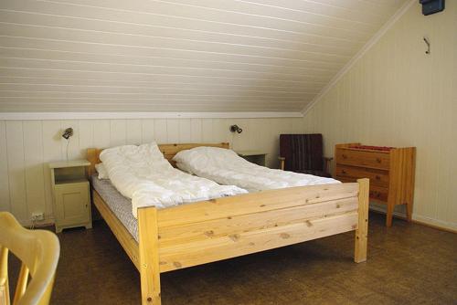 a large wooden bed in a room with at Svarteberg Drengestugu - cabin by Ål skisenter in Ål