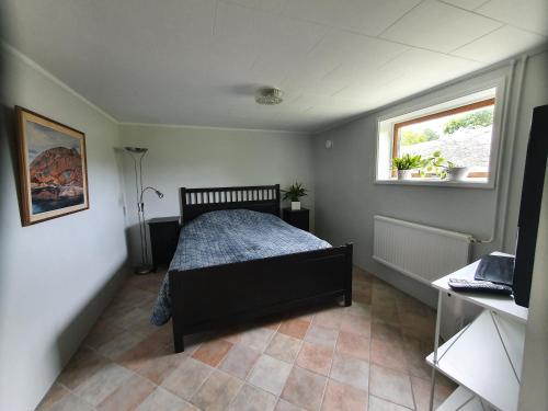 a bedroom with a bed and a window at 50 m till bad i centrala Skärhamn in Skärhamn