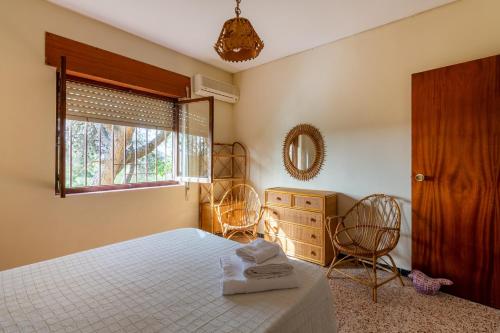 Un dormitorio con una cama y una cómoda y una ventana. en Las Pedrizas, en Pilar de la Horadada