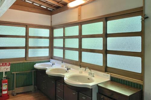 a bathroom with two sinks and two windows at 高野山 宿坊 宝城院 -Koyasan Shukubo Hojoin- in Koyasan