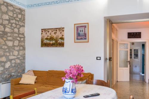 a living room with a vase of flowers on a table at Il Baglio Antico in Prizzi