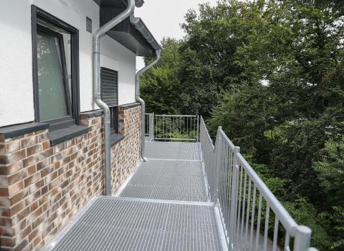 a stairway leading up to a building with a window at Ferienunterkunft Heimathafen in Varel