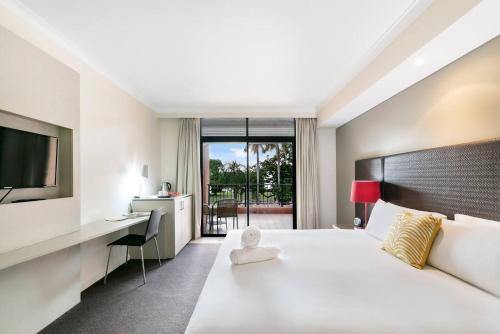 Postel nebo postele na pokoji v ubytování Darwin Harbourside Escape - Two Adjacent King Suites