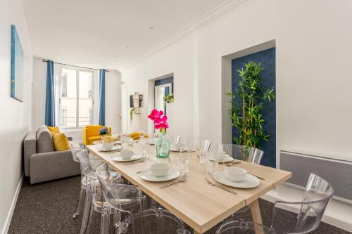jadalnia ze stołem i krzesłami w obiekcie Cosy 2 bedrooms apartment with bathrooms - Louvre w Paryżu