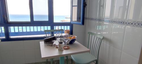 馬西尼古蒂的住宿－El Faro，一张小桌子,两把椅子靠窗