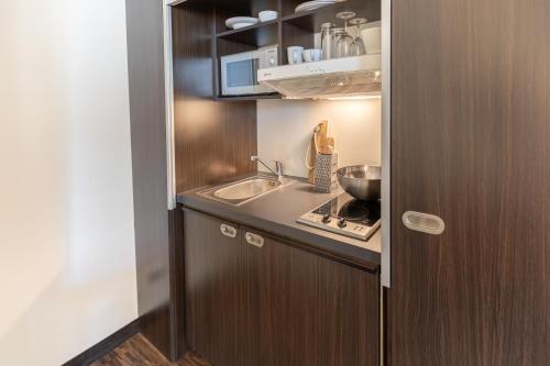 A kitchen or kitchenette at Select Hotel Berlin The Wall