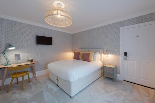 Postel nebo postele na pokoji v ubytování The Clarence Boutique Rooms