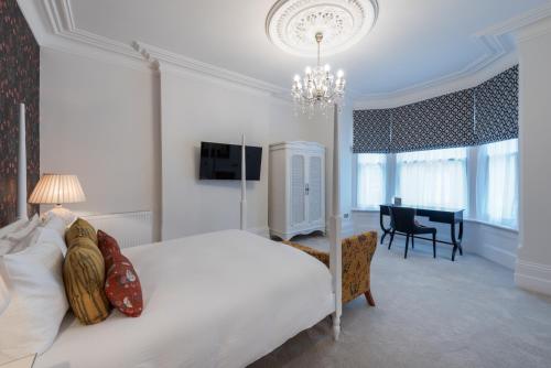Postel nebo postele na pokoji v ubytování The Clarence Boutique Rooms