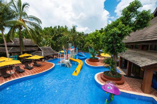 una piscina in un resort con parco acquatico di InterContinental Xishuangbanna Resort, an IHG Hotel a Jinghong