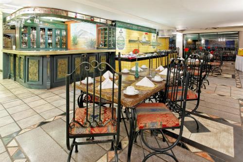 a restaurant with a table and chairs and a bar at Holiday Inn Hotel & Suites Centro Historico by IHG in Guadalajara