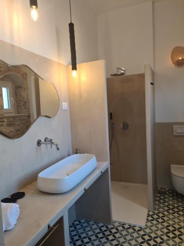 y baño con lavabo y espejo. en Apartment Tomazina (seaview,central, heritage), en Vis