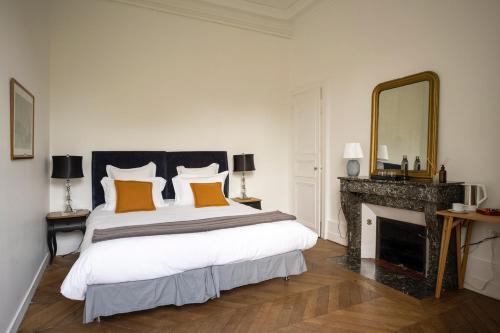 Ένα ή περισσότερα κρεβάτια σε δωμάτιο στο L'HOTEL PARTICULIER - LE MANS