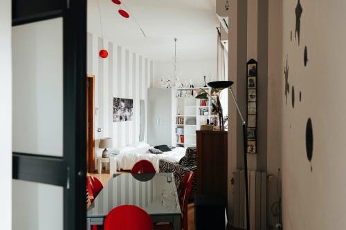 a living room with a bed and a table in a room at Il Loggione in Enna