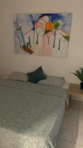 Een bed of bedden in een kamer bij KYO Surf Hostel