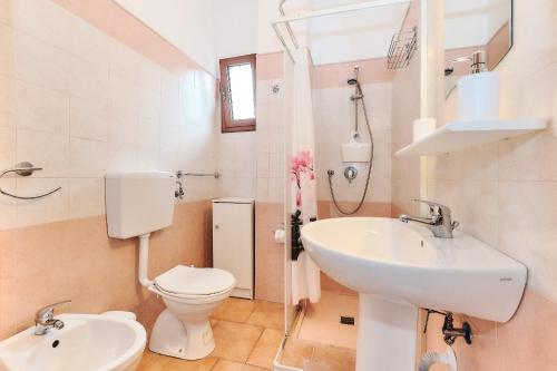 bagno con servizi igienici e lavandino di Casa Mazzini a Matino