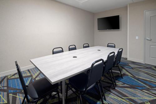 a conference room with a white table and chairs at Holiday Inn Express Fresno South by IHG in Fresno
