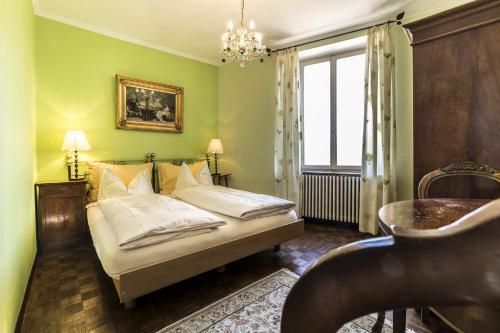 Un ou plusieurs lits dans un hébergement de l'établissement Swiss Historic & Garten Hotel Villa Carona