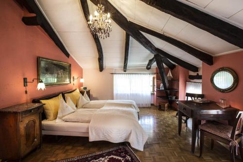 Kama o mga kama sa kuwarto sa Swiss Historic & Garten Hotel Villa Carona