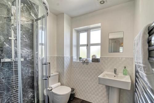 uma casa de banho com um WC, um lavatório e um chuveiro em Guest Homes - Walkers Lane House em Worcester
