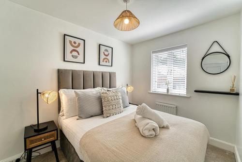 Un dormitorio con una cama grande y una ventana en Guest Homes - Walkers Lane House en Worcester