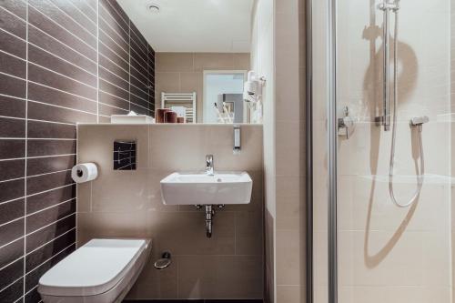 e bagno con servizi igienici, lavandino e doccia. di Select Hotel Style Berlin a Berlino