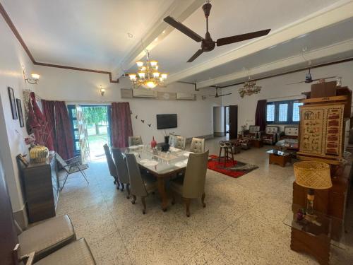 sala de estar con mesa de comedor y ventilador de techo en BNL FARMHOUSE, en Dhanbād