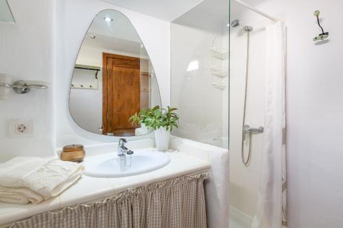 La salle de bains est pourvue d'un lavabo et d'un miroir. dans l'établissement Tahiche Vistas, à Tahiche