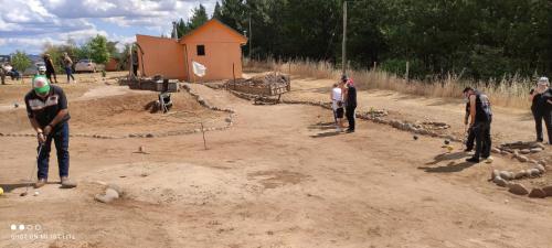 a group of people standing on a dirt road with animals at Willy's Country Club Cauquenes in De Cauquenes