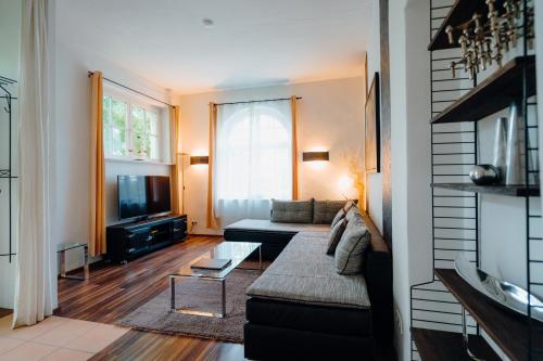 ワイマールにあるFerienwohnung am KunstTurmのソファとテレビのあるリビングルーム