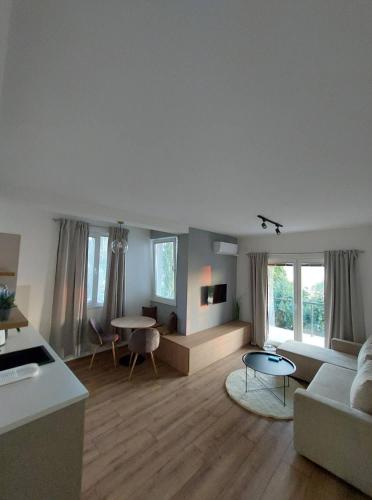 ein Wohnzimmer mit einem Sofa und einem Tisch in der Unterkunft Nautica apartments&studios in Peštani
