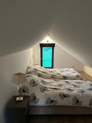 1 dormitorio con cama y ventana en Bij De Kei Appelscha, en Appelscha