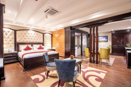 Habitación de hotel con cama, escritorio y sillas en Hotel Pabera Heritage Boutique, en Katmandú