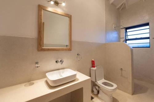 Bilik mandi di The Landing Nanyuki Country Homes