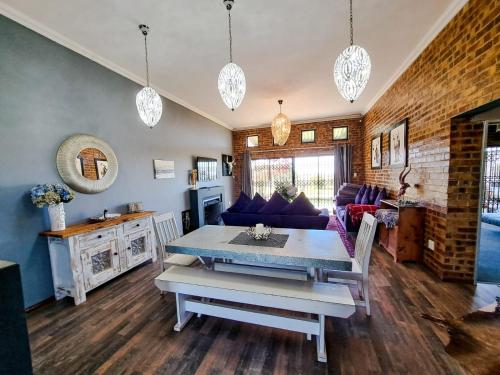 Χώρος καθιστικού στο Dullstroom Manor Game & Trout Lodge