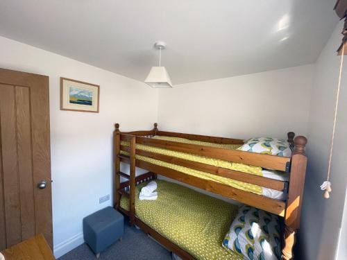 2-Bedroom Fisherman's Cottage on Newlyn Sea Front emeletes ágyai egy szobában