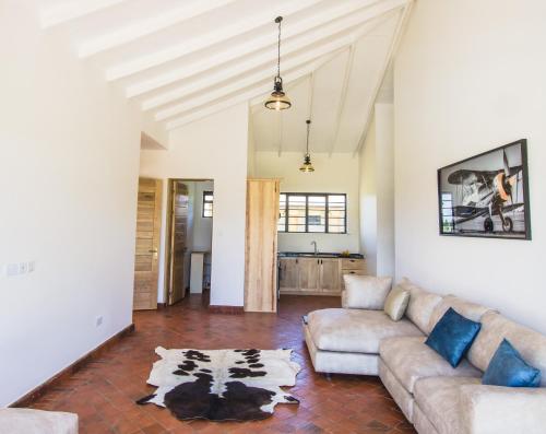 Ruang duduk di The Landing Nanyuki Country Homes