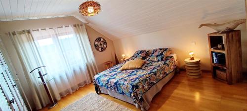 ein Schlafzimmer mit einem Bett und einem großen Fenster in der Unterkunft MaNaLa "120 m2" in Algolsheim