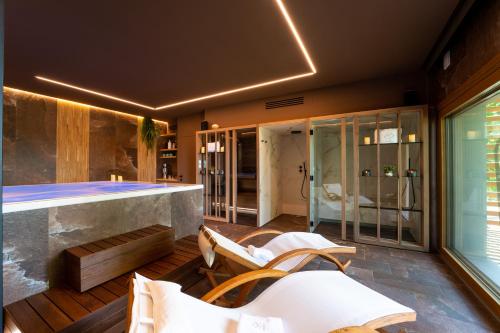 eine Lobby mit einer Bar und Stühlen sowie einem Zimmer in der Unterkunft AL TIGLIO in Farra di Soligo