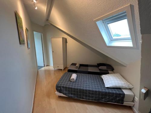 ein kleines Schlafzimmer mit einem Bett im Dachgeschoss in der Unterkunft Appartement T3 à Argelès-Gazost, Htes-Pyrénées, à proximité de Cauterets et Gavarnie in Argelès-Gazost