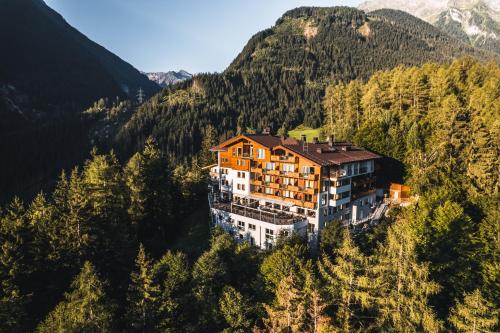 a house in the middle of a mountain at die Aussicht in Finkenberg