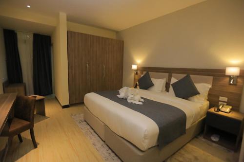 Postel nebo postele na pokoji v ubytování Triple E Hotel and Spa