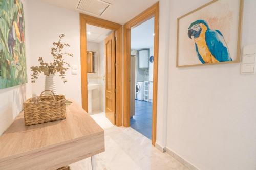 Ένα μπάνιο στο Coral Paradise Apartment with Swimming Pool