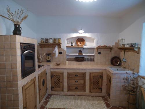 Kuchyň nebo kuchyňský kout v ubytování ETNO HOUSE GOSTECE- Suite with Finnish sauna