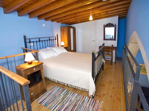 1 dormitorio con 1 cama y suelo de madera en Evkarpos Country House, en Psematismenos