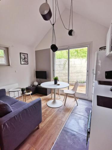 un salon avec un canapé et une table dans l'établissement Au Mexico (Centre - Gare - Atypique - Parking), à Béthune