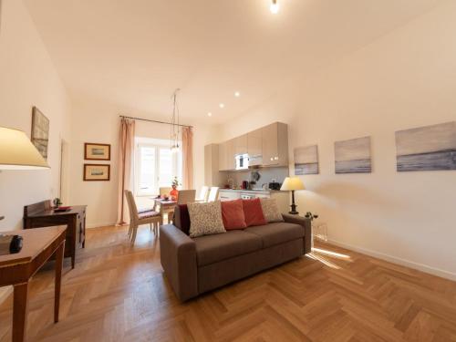 The Best Rent - Bright apartment near Isola Tiberina
