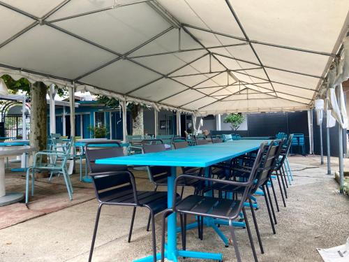 a blue table and chairs under a tent at LE ZANCHETTIN in Mont-de-Marsan